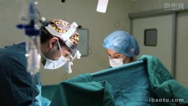 静脉滴管和外科<strong>医生</strong>在手术室手术.